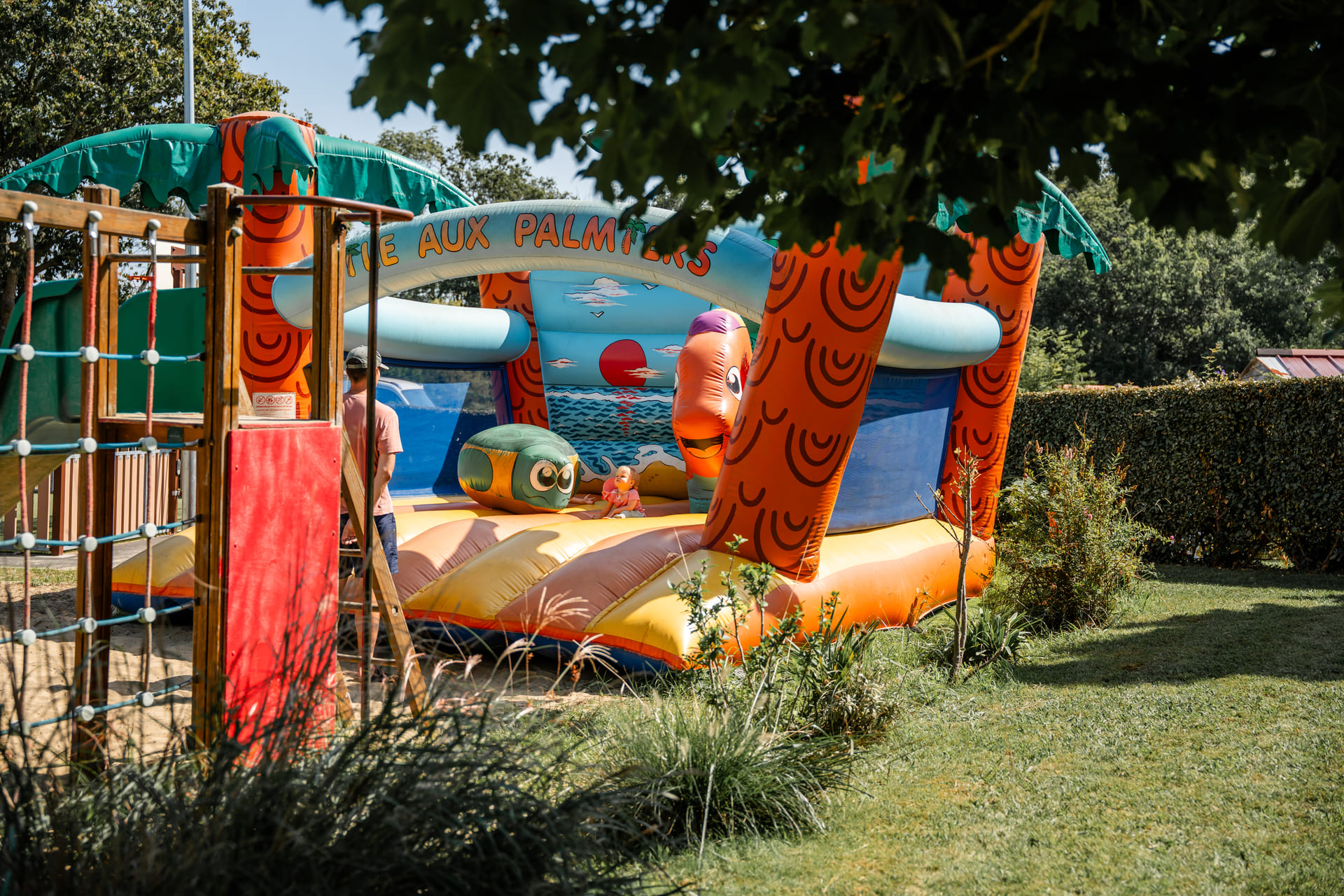 camping avec structures gonflales pour enfants